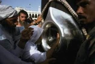 La pierre noire est une pierre enchâssée dans un cadre en argent à l'un des angles de la ka'ba, angle dit « de la pierre », dans la mosquée de la mecque, en arabie saoudite (hedjaz). Histoire de Pierre Noire II - Hadj & Omra - Islamweb