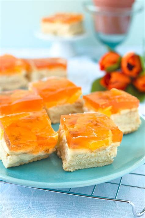 Die quarkcreme wird durch zugabe von götterspeise fest. Butterkeks- Kuchen mit Früchten und Orangen- Götterspeise ...