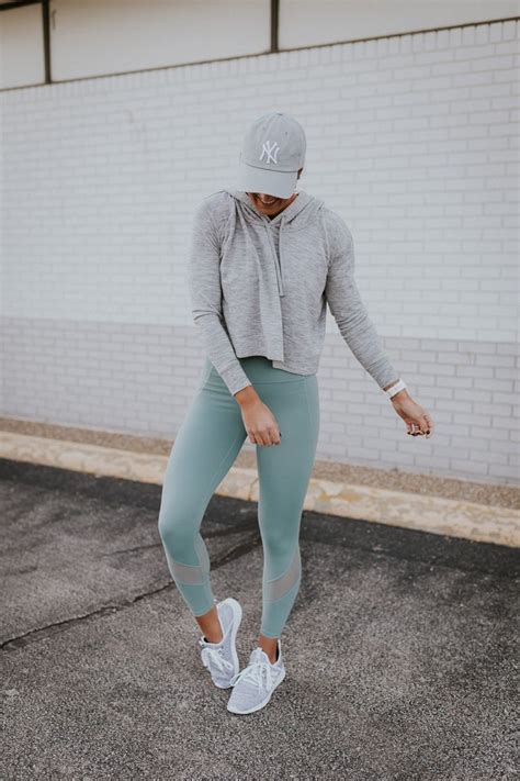 Trendy Fitness Outfits Grey Crop Hoodie Alo Yoga Leggings Outfits