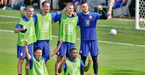 als oranje verliest met de staart tussen de benen en een berg kritiek naar huis