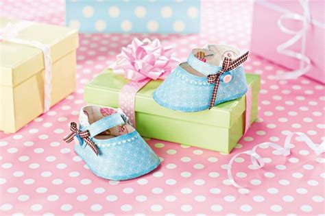 Paper baby shoe template with download. Make paper baby shoes to celebrate a new arrival ...