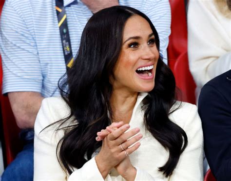 Meghan Markle Claims She Doesnt Know How To Curtsy Suits Video