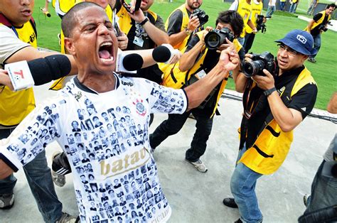 Prezando pelo bem da sociedade e respeitando as orientações dos órgãos competentes, todas as pessoas envolvidas na campanha o futebol se importa estão estão trabalhando de suas respectivas casas e, por isso, receberemos as camisas somente com a situação controlada e. Último jogo de Marcelinho Carioca com camisa do ...