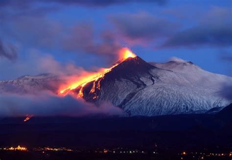 The mountain has an eerie volcanic landscape, with solidified rivers of lava. Etna Yanardağı | Tarihi Olaylar