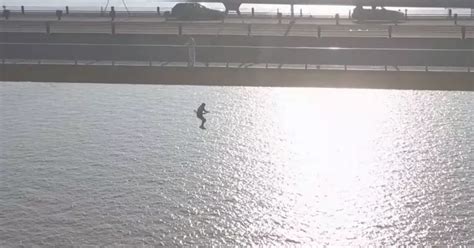 the moment man jumps off humber bridge in terrifying stunt hull live