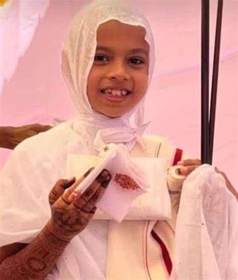 Eight Year Old Indian Heiress To Diamond Firm Gives Up Her Fortune To Become A Nun Daily Mail