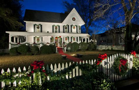 What better way to spread christmas cheer than decorating your yard with christmas reindeer, in all shapes, sizes and forms of. 20 Elegant Outdoor Christmas Decorations Perfect For The ...