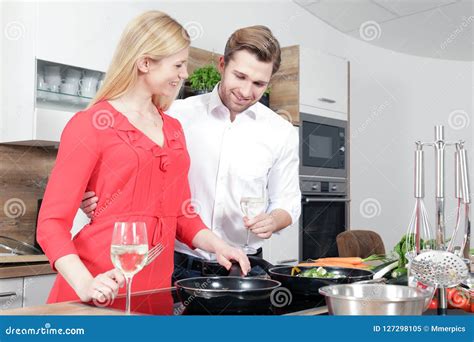 Les Beaux Couples Sexy D Homme De Femme En Tant Que Cuisinier Font Cuire Dans Une Cuisine Image