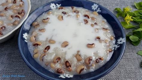 Đậu hũ non mềm rồi mình rây cho mịn tiếp theo mình cho lòng đỏ trứng gà vào. Hướng dẫn 2 cách nấu chè đậu trắng bổ dưỡng cúng thôi nôi ...