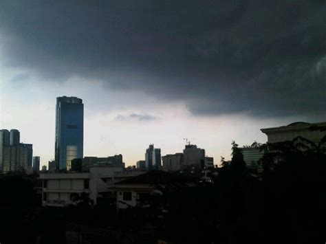Jakarta utara dan pusat dilanda hujan ringan, jakarta timur diterpa hujan berintensitas sedang, sementara jakarta selatan dan barat kemungkinan hujan lebat disertai petir. BMKG: Waspadai Angin Kencang di Jakarta Hari Ini - Pontas