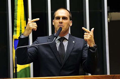 Eduardo Bolsonaro Critica Ajuda A Venezuelanos Tem Brasileiro Passando