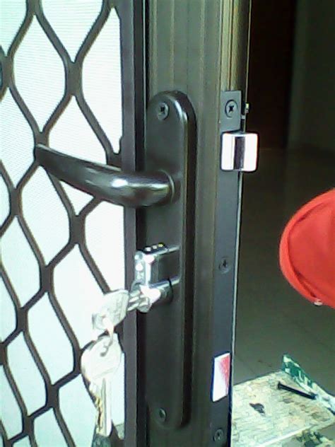 Mencari ide gorden yang bisa hiasi jendela rumahmu yang bagus, modern, dan nggak kampungan? 23 Konsep Baru Pintu Aluminium Kasa Nyamuk Bekasi