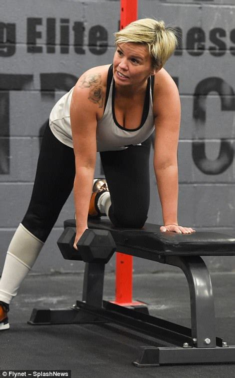 Kerry Katona Flashes Her Stomach During Gruelling Workout Daily Mail
