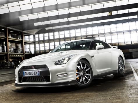 Nissan Gt R R35 Facelift Specs And Photos 2011 2012 2013 2014