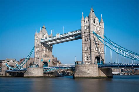De tower bridge is een brug die over de theems in londen gaat. Stadswandeling Londen City, van Tower Bridge tot Tate Modern + kaart