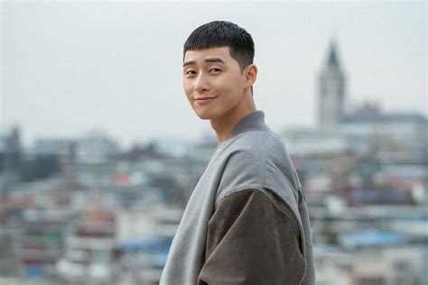 When taking on the role, you need to have a good body, a lot of muscle, park seo joon spent 8 hours / day practicing he had to follow a strict diet and practice up to 8 hours a day to get a good body for the role in the divine fury. Park Seo Joon Wittily Says Goodbye To "Chestnut" Hair And ...
