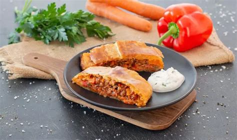 Leckere Hackfleisch - Blätterteig -Rolle