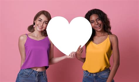 Amante Casal De Lésbicas Passando Um Bom Tempo Juntos E Segurando O Coração De Maquete Juntos