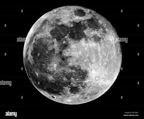 Gran Contrastó La Luna En Su Fase Completa Y Detallada De Los Cráteres