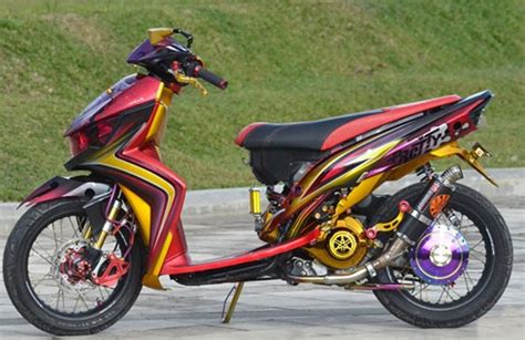 Gambar 3 buah lingkaran kecil di dalam roda dan jangan lupa menambahkan 2 garis pada roda depan dan hubungkan garis tersebut dengan badan motor. Gambar Motor Road Race