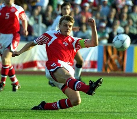 Danmark kommer med ind i turneringen på grund af et afbud fra jugoslavien, der bliver udelukket, fordi der udbryder borgerkrig. De vandt guld til Danmark ved EM i Sverige i 1992 ...