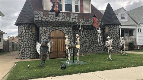Check Out These Local Houses With Amazing Halloween Decorations