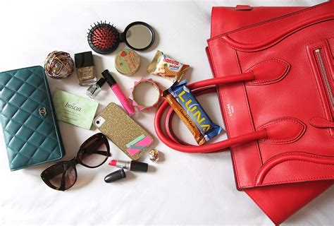 21 Things You Can Find In A Womans Purse Whats In My Purse Whats In