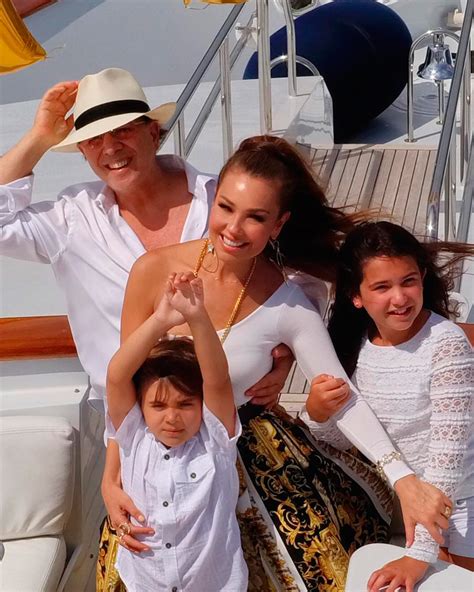 El Simpático álbum De Fotos De Thalía Junto A Sus Hijos