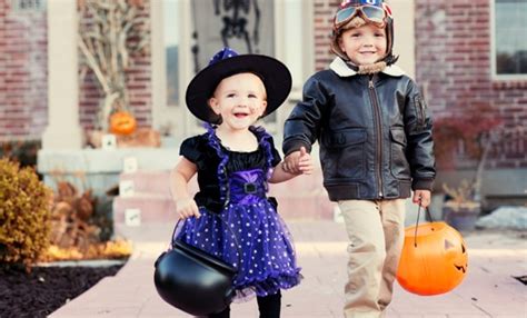 Halloween sta per arrivare e i bambini stanno già pensando a come vestirsi e cosa indossare per poter partecipare alle varie festicciole che gli un costume da halloween fino ai 12 anni di età, di colore grigio per quanto riguarda la giacchetta. Costumi di Halloween per bambini fatti casa: 7 idee da ...