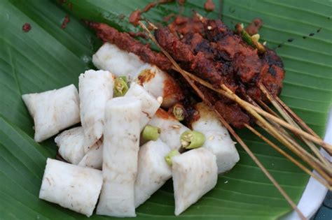 .es buah, es teller, es doger, es durian, sop buah, es burjo, wedang bajigur, wedang angsle, es roti campur, es roti campur, es lidah buaya, hingga es plered. Sate bulayak - Wikipedia bahasa Indonesia, ensiklopedia bebas