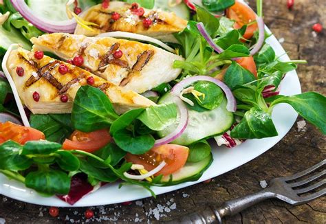 Questa mattina non vi parlo ne' di viaggi ne' di eventi, ma vi racconto la ricetta della tagliata di pollo agli agrumi e pepe rosa, un piatto assaggiato in un ristorantino trovato quasi per caso lungo la via cassia, proprio davanti al parco regionale di sutri: Ricetta Insalata di pollo al pepe rosa - La ricetta di ...