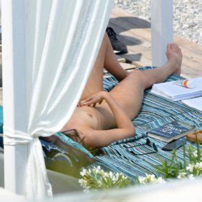 Dakota Johnson Topless Paparazzi Photos Jamie Dornan Is Covering Her