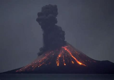El Volcán Anak Krakatoa Entra En Erupción Vídeos Y Datos Impactantes