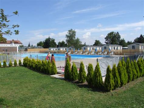 Přírodní koupaliště pro plavkáče i naháče. Koupaliště Klánovice | Koupaliště Praha