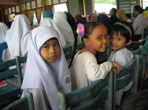 Majlis diteruskan dengan menjemput yang dihormati puan rosni binti gani, penolong kanan anugerah cemerlang kita teruskan, pelajar bertuah kita hargai. Ucapan Wakil Pelajar Tahun 6 - Contoh Am