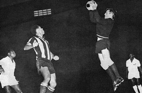 Partido de la liga santander. Santos x Peñarol, em 1962, e a noite das garrafadas na ...