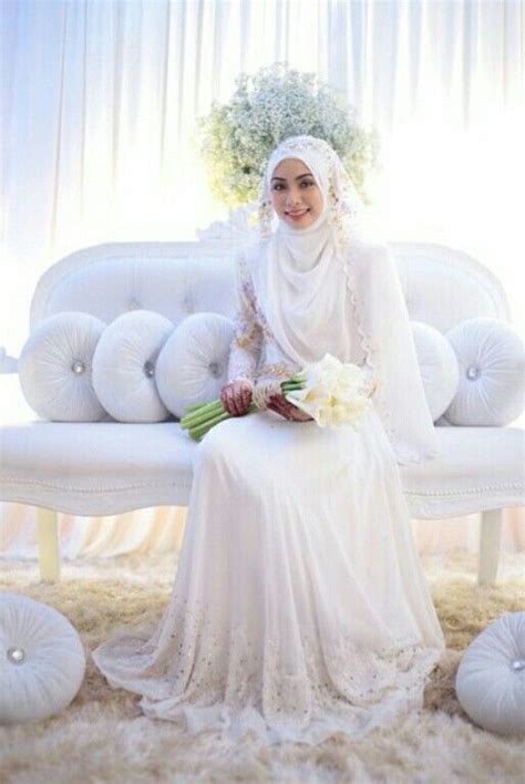 Model baju pengantin ini berbentuk seperti huruf a, kecil di bagian atas dan bervolume di bagian tentukan warna baju pengantin. Baju Pengantin Simple 2020 - BAJUKU
