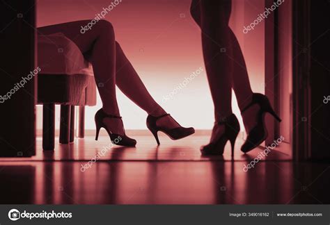 Zwei Sexy Damen High Heels Frauen Beim Sex Lesben Prostituierte Stockfotografie Lizenzfreie