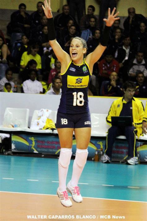 Gabi, com um toque sútil por cima do bloqueio, colocou o brasileiro em vantagem (3 a 2. WCB News: LONDRES 2012: Camila Brait é cortada