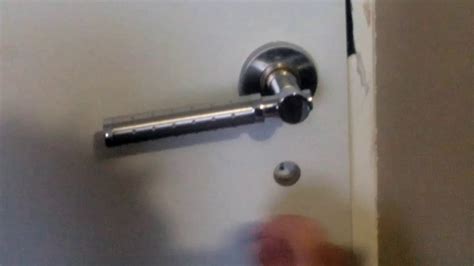 Comment ouvrir une porte quand elle est fermée avec la clés dessus