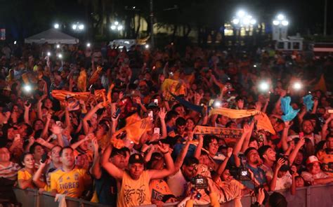 Aficionados De Tigres Llegan A La Macroplaza A Festejar Campeonato