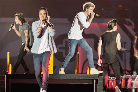 watch one direction debut drag me down live in concert