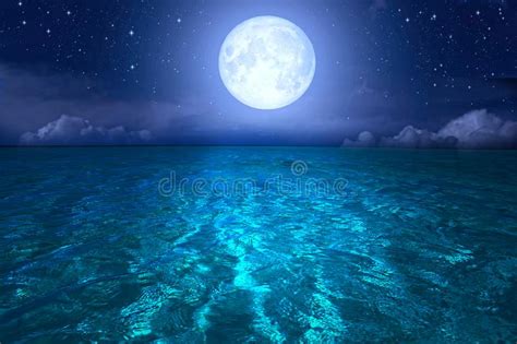 El Cielo Nublado Y La Luna Llena Sobre El Mar Varan Foto De Archivo