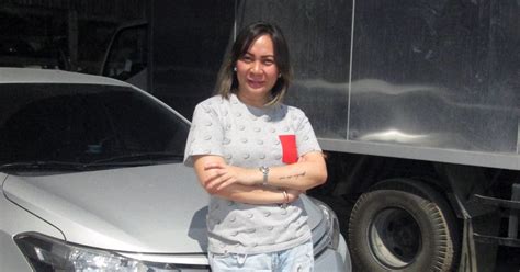 Hanya dengan menggunakan teknologi saat ini, telepon pintar dan aplikasi ojek motor online, anda dapat memesan ojek untuk membawa anda ke tujuan. Lady Grab driver ditched office job for a life on the road