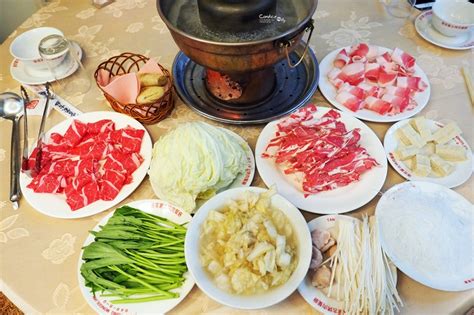 #唐宮小聚 #唐宮蒙古烤肉 #唐宮蒙古烤肉餐廳 #酸菜白肉鍋 #蒙古烤肉 #唐宮蒙古烤肉涮羊肉餐廳 #唐宮 #唐宮蒙古烤肉酸菜白肉鍋. 唐宮蒙古烤肉涮羊肉餐廳｜歷久不衰老牌涮羊肉火鍋,更愛蒙古烤肉(行天宮美食) | 陳小沁の吃喝玩樂