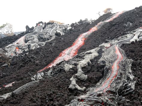 Scientists Record Channelized Lava Breakouts On Pali