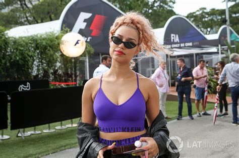 Sängerin raye über mode, beauty, female empowerment und langeweile im lockdown. Raye, Sängerin bei Singapur - Formel 1 Fotos