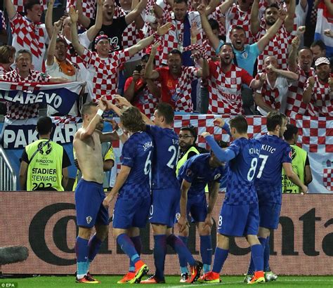 Subasic, srna, jedvaj, vida, strinic, badelj, kovacic, brozovic, rakitic, perisic, mandzukic. Croatia 2-1 Spain: Ivan Perisic sends Croatia to the top ...