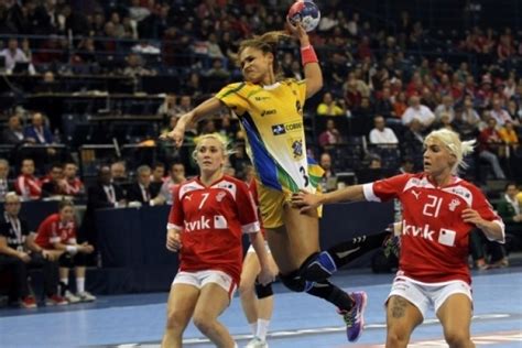 Há atletas altos, baixos, leves, pesados, jovens, quarentões. Seleções de handebol e ginástica rítmica treinarão no ES ...