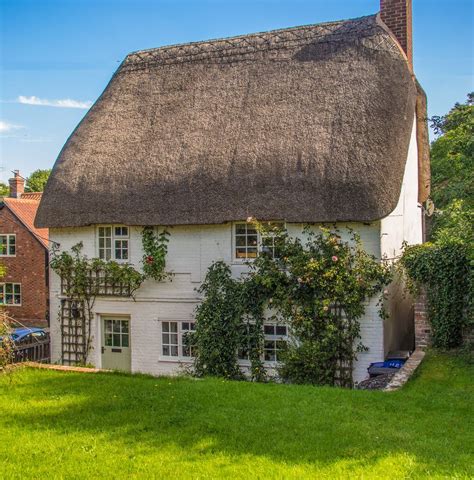 A Pretty Thatched Cottage In Urchfont Wiltshire Wiejskie Chaty Domy